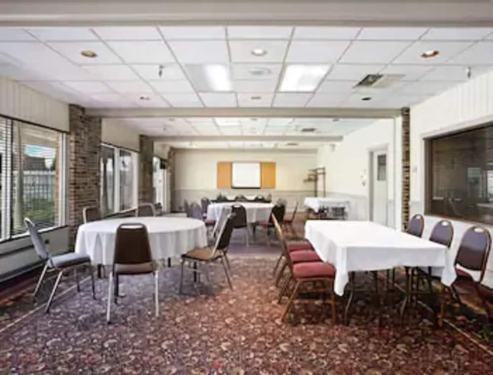 Ramada By Wyndham Sioux City Exterior photo