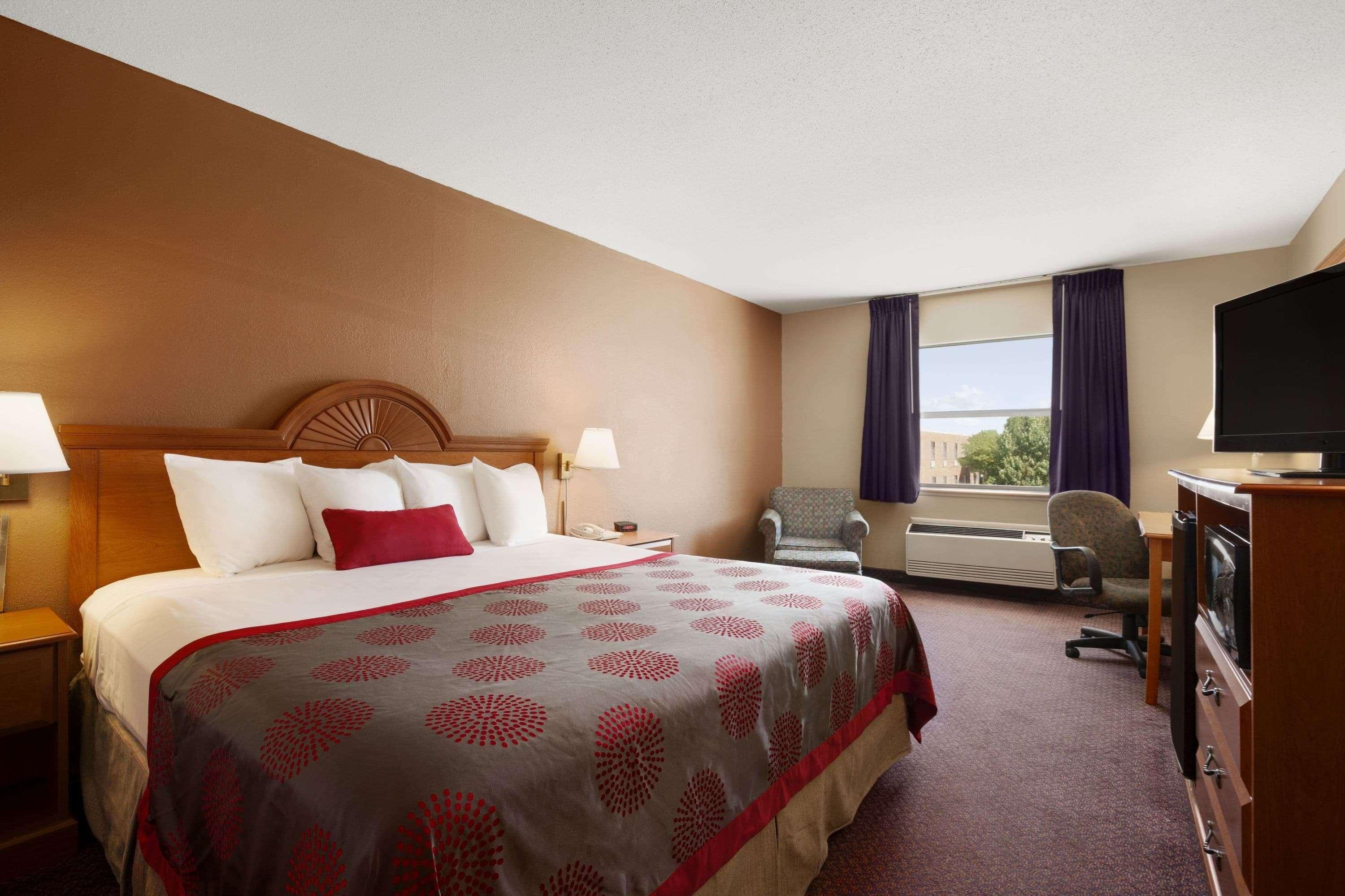 Ramada By Wyndham Sioux City Exterior photo