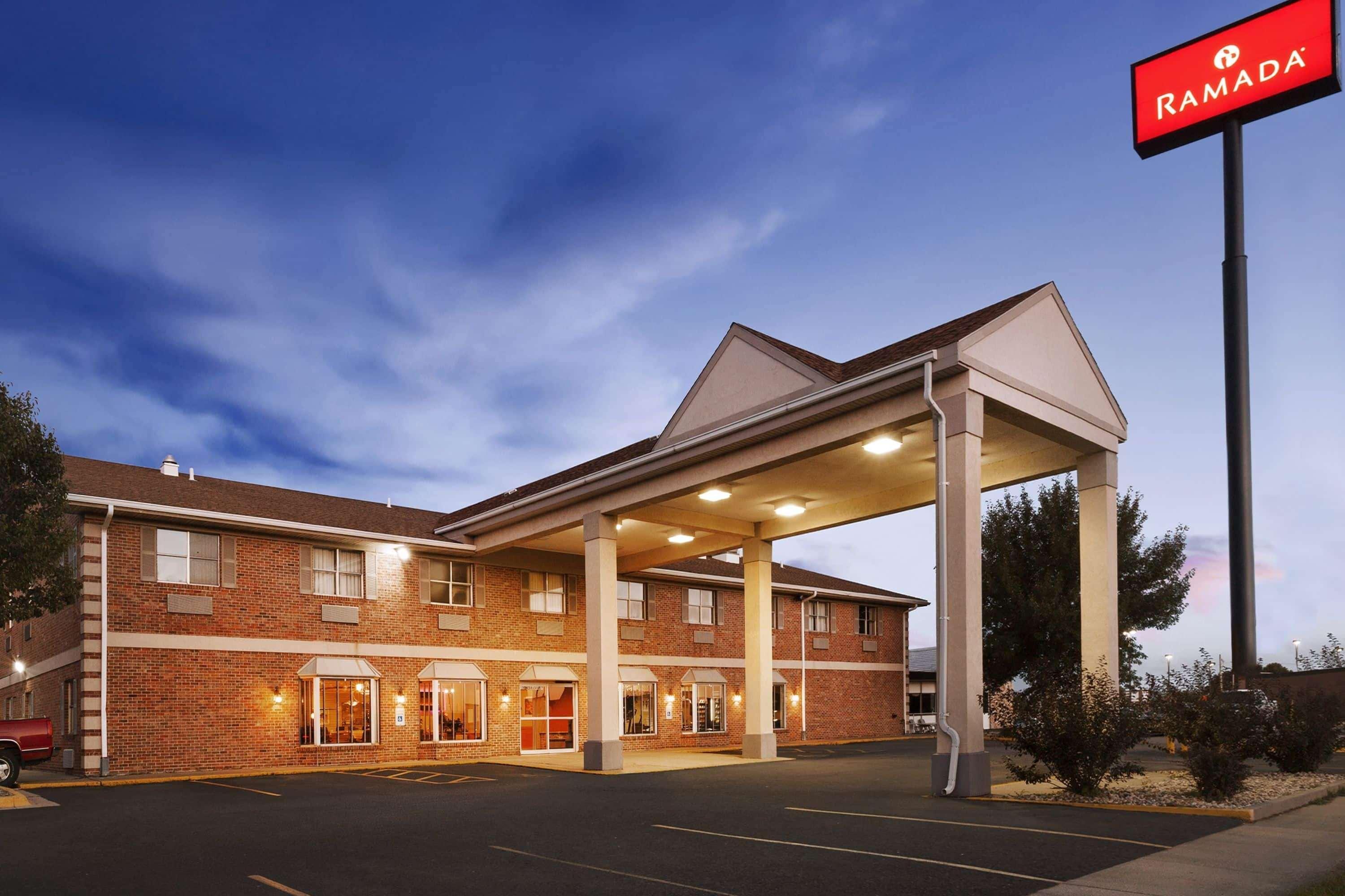 Ramada By Wyndham Sioux City Exterior photo